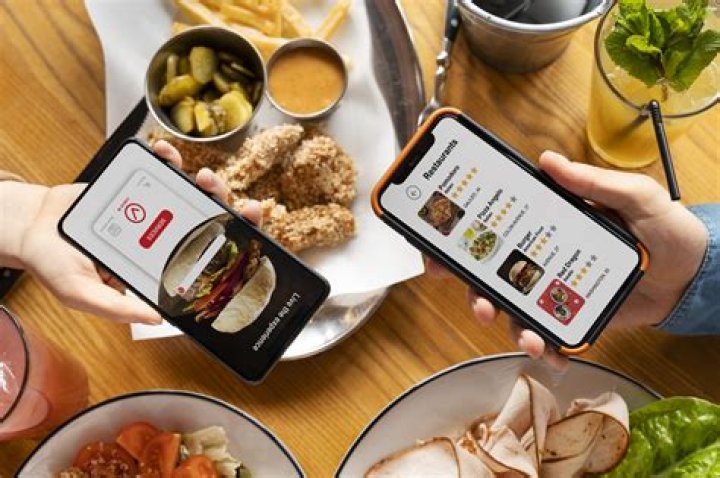 How do extra party members affect fullness when ordering food?